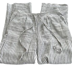 Laundry by Shelli Segal black and white stripe linen pants. Pockets draw…